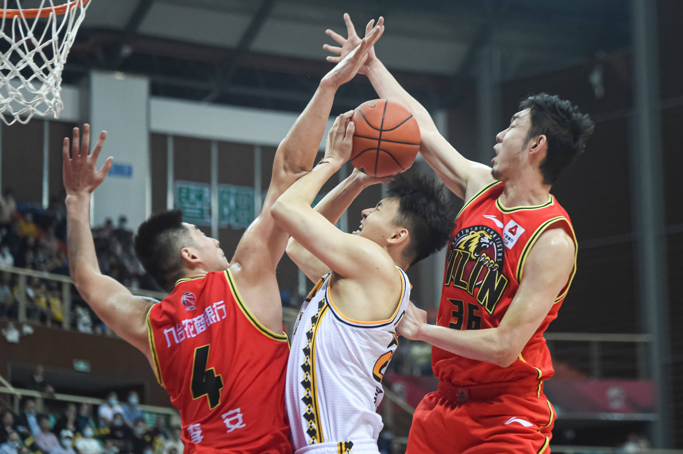 冲刺阶段CBA季后赛焦点战,广州队绝杀压哨,气氛紧张,团队化学反应显著的简单介绍 冲刺阶段CBA季后赛焦点战,广州队绝杀压哨,气氛紧张,团队化学反应显著的简单介绍